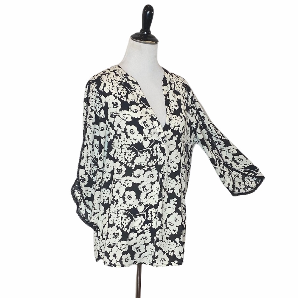 Ivanka Trump floral scallop lace blouse Size Medium